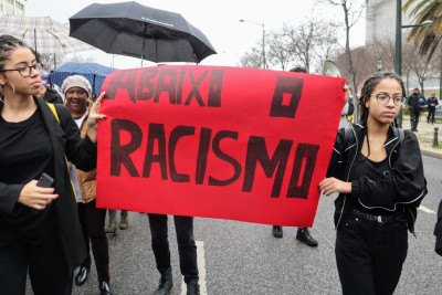 Cartaz antirracista.