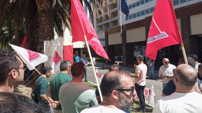 Concentração à porta da Navigator