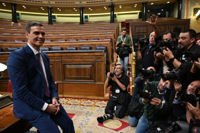 Pedro Sánchez com fotógrafos no parlamento espanhol