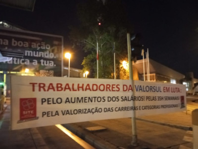 Faixa colocada à entrada da Valorsul