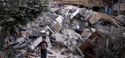 Criança palestiniana em destroços.