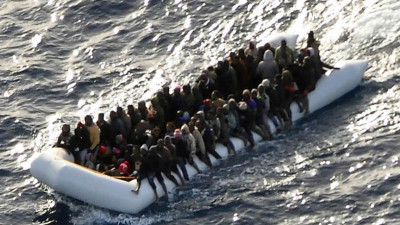 Barco com migrantes no Mediterrâneo. 