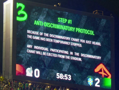 Ecrã do estádio no jogo norte-americano enquanto o jogo México-Brasil estava interrompido. 