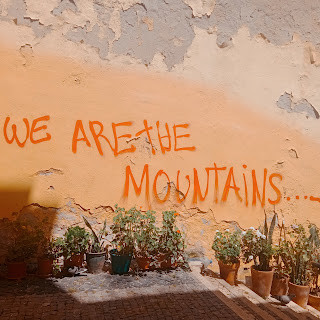 Muro com a mensagem: we are the mountains