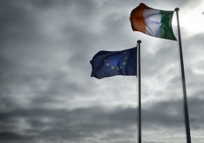 Bandeira da União Europeia e irlandesa.