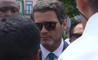 André Ventura com um imigrante.