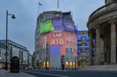 Edíficio da BBC iluminado com as projeções dos resultados eleitorais.