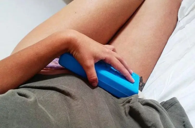 Mulher em posição fetal.
