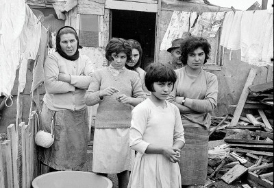 Imigrantes portugueses no bidonville em Champigny-sur-Marne, 1964