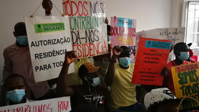 Imigrantes em manifestação por autorização residente