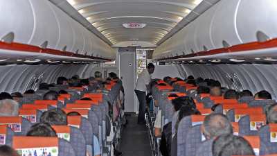 Interior de um avião da Easyjet.