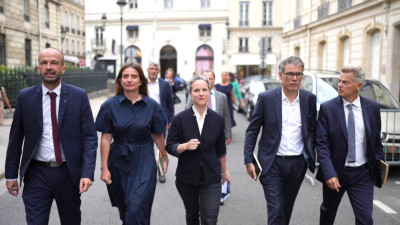 Manuel Bompard, Marine Tondelier, Lucie Castets, Olivier Faure e Fabien Roussell a caminho do Eliseu