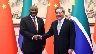 Primeiro-ministro chinês Li Qiang recebe o Presidente da África do Sul Cyril Ramaphosa na Cimeira do Fórum da Cooperação Sino-Africana