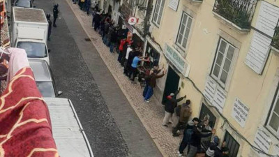 Imigrantes encostados à parede na Rua do Benformoso