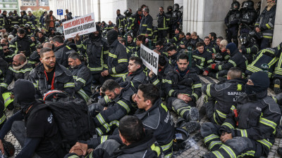 Protesto dos bombeiros frente à sede do governo