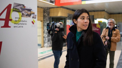 Mariana Mortágua à chegada ao encontro com quatro as comissões de utentes da Unidade Local de Saúde da Região de Leiria