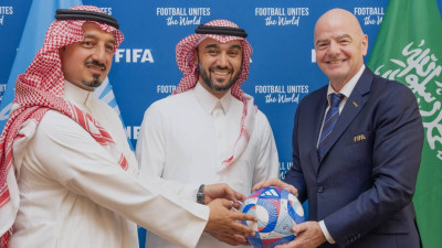 Yasser Al Misehal (presidente da federação saudita de futebol)  Príncipe Abdulaziz bin Turki Al Faisal (ministro do desporto) e  Gianni Infantino, presidente da FIFA, num encontro em Paris durante os Jogos Olímpicos de 2024.