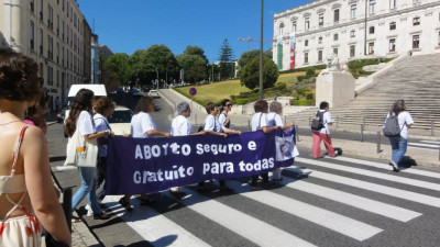 Ação pelo aborto seguro em frente ao Parlamento.