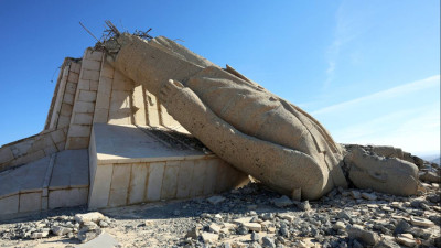Estátua de Hafez al-Assad derrubada na Sìria.