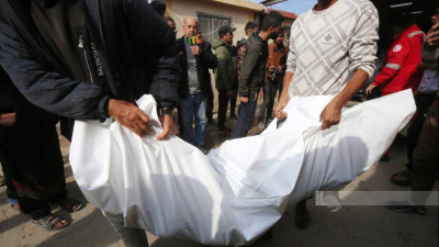 Vítimas do bombardeamento no campo de Al-Maghazi, no centro da Faixa de Gaza. 