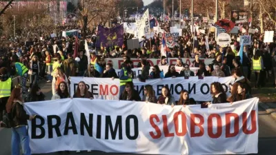Bloqueio da ponte Sloboda em Novi Sad.