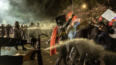 Polícia de choque turca usa gás lacrimogéneo para impedir que manifestantes cheguem à Praça Taksim.