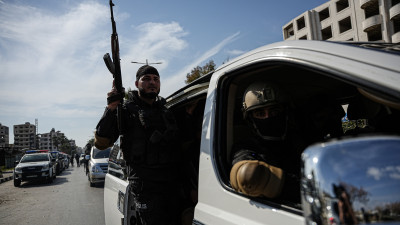 Forças de segurança sírias em patrulha em Latakia este domingo.