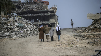 Grupo de mulheres deslocadas do norte de Gaza.