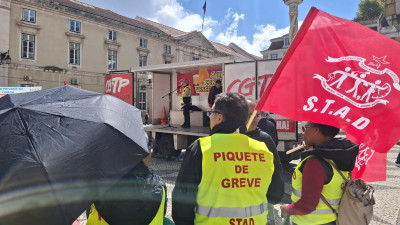 Concentração de vigilantes na Praça do Município, Lisboa. Fotografia de Esquerda.net.