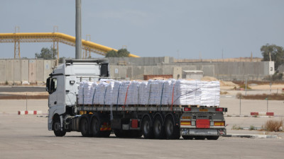 Um dos camiões com ajuda humanitária do Programa Alimentar Mundial a entrar em Gaza