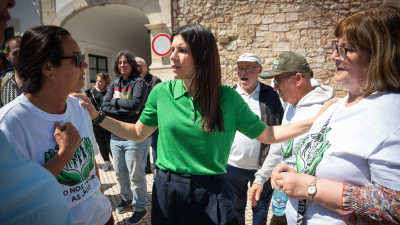 Mariana Mortágua com moradores de Loulé