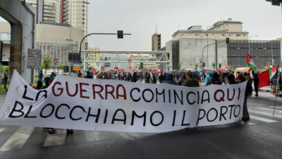 Trabalhadores do porto de Génova manifestam-se pela Palestina e contra a guerra.