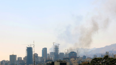 Fumo no centro de Teerão depois de ataque israelita. Foto de ABEDIN TAHERKENAREH/EPA/Lusa.