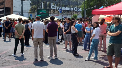  Belgrado, 11 junho 2025. Professores, estudantes, ativistas, cumprem na sua zona de ocupação em Belgrado 16 minutos de silêncio em memória das vítimas do colapso na estação ferroviária de Novi Sad. Um ritual diário que se inicia às 11h52, quando ocorreu o desmoronamento em 1 de novembro de 2024