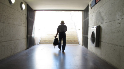 homem.a sair d estação de metro