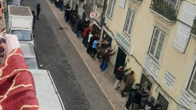 Polícia encosta imigrantes à parede na rua do Benformoso