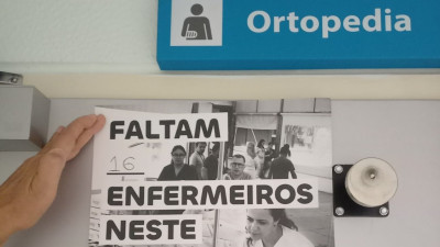 Cartaz do SEP a alertar para a falta de enfermeiros num dos serviços do Hospital Amato Lusitano, em Castelo Branco.