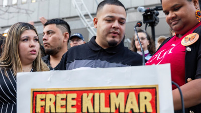 Kilmar Abrego Garcia dirigindo-se aos apoiantes antes de entrar na audiência no ICE esta segunda-feira