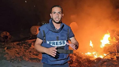 Anas Al Sharif a trabalhar em Gaza.