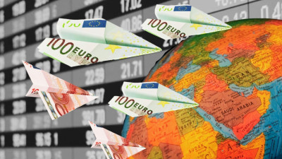 Avião de papel com notas a voar, como globo terrestre e painel de cotaçoes bolsistas em fundo