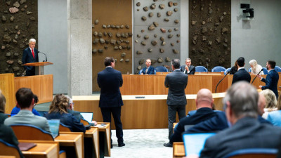 Debate parlamentar sobre a demissão do governo neerlandês em junho passado.