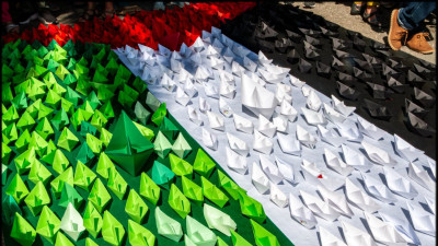 barcos de papel formam bandeira da Palestina