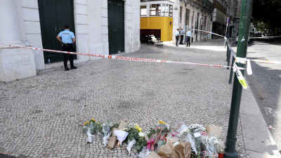 Flores em memória das vítimas do acidente do Elevador da Glória.