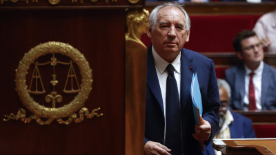 Bayrou dirige-se à tribuna da Assembleia Nacional onde proferiu o último discurso enquanto primeiro-ministro. Foto de YOAN VALAT/EPA.