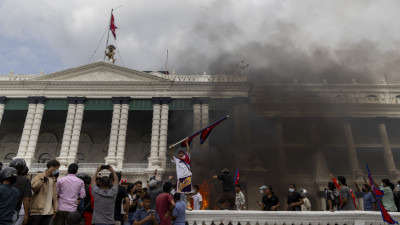 Manifestantes em frente ao parlamento do Nepal.