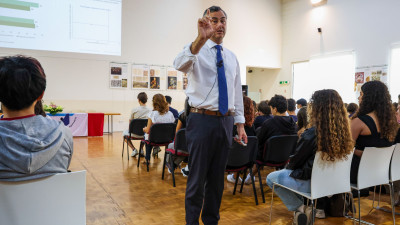 Fernando Alexandre fala a alunos na Figueira da Foz.