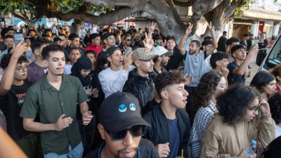 Manifestantes em frente à polícia em Rabat.