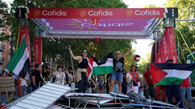 Manifestantes na meta da Vuelta em Madrid, onde os ciclistas acabaram por não chegar,