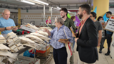 Helena Pinto e Fabian Figueiredo no arranque da campanha eleitoral no mercado de Torres Novas