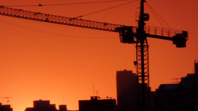 Guindate sobre prédio ao pôr do sol